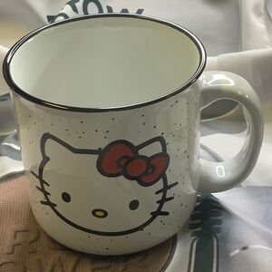 Nice size coffee mug with a hello Kitty face on it